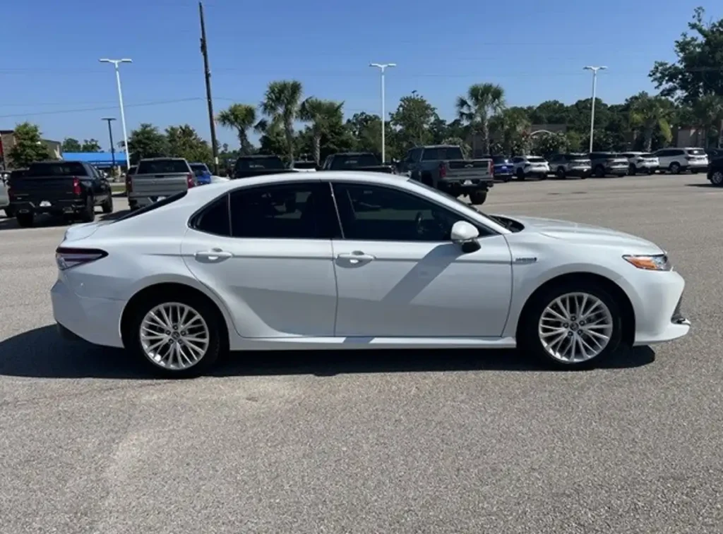 2020 Toyota Camry Hybrid XLE